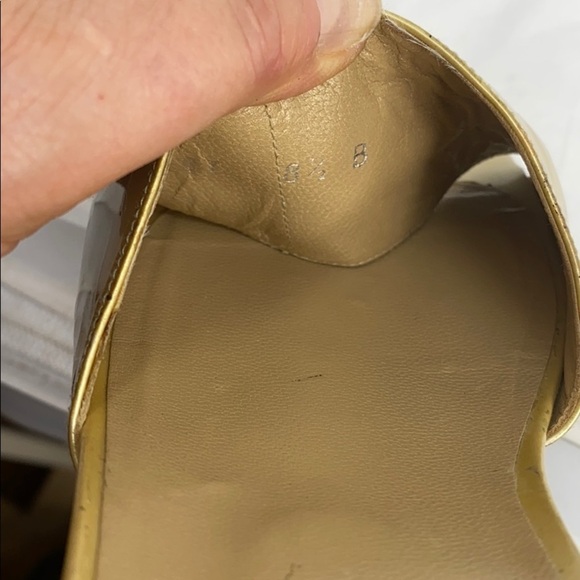 Stuart Weitzman 8.5 Gold Patent Leather Sandals - Picture 10 of 10